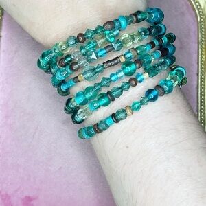 152u. Green Glass Memory Wire Bracelet